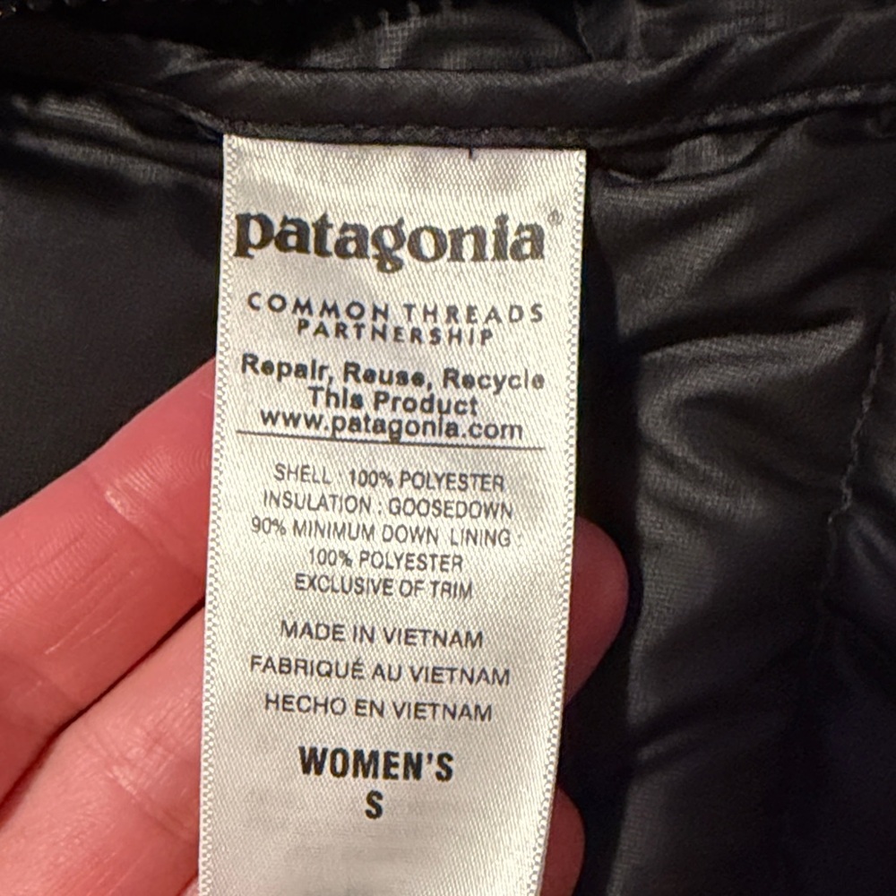 Patagonia Women's Dark Quilted Puff Vest- SIZE SMALL! - Picture 5 of 6